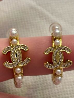 Fashion Jewelry Gold Pearl Hoop Earrings with Crystal CC Motif